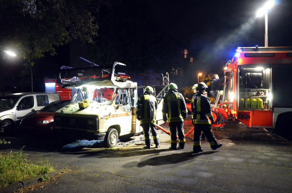 Auto 1 Wohnmobil ausgebrannt Koeln Gremberg Kannebaeckerstr P5411.JPG - Miklos Laubert